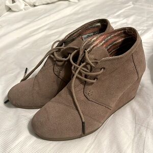 Toms desert wedge taupe suede booties size 8.5
